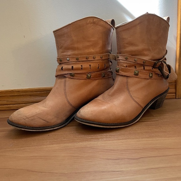 Steven Madden Tan Booties. Size 7.5 - Picture 1 of 2